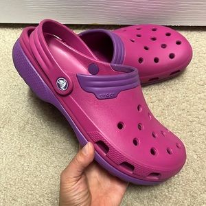 Crocs women’s 10 in raspberry with purple details